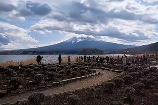 好家伙泰山压顶！朝鲜门将直接把对手拍地上送点